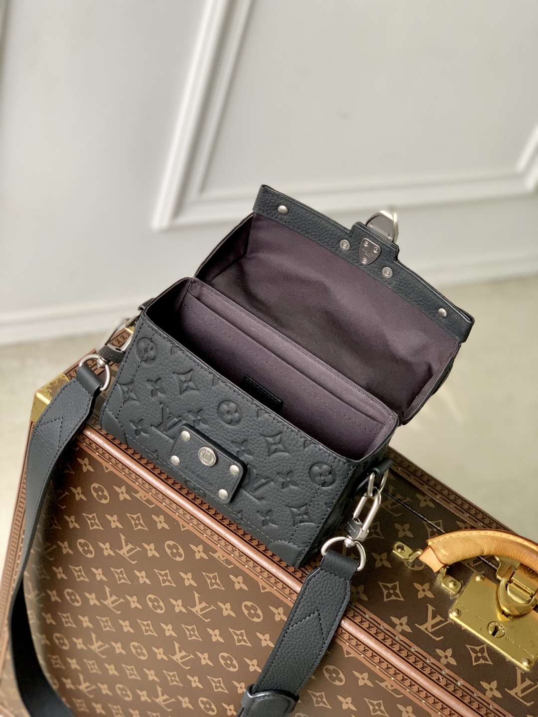 LV A貨黑色硬殼斜背包 M13871 經典Monogram潮流造型｜歐美奢侈品精品推薦