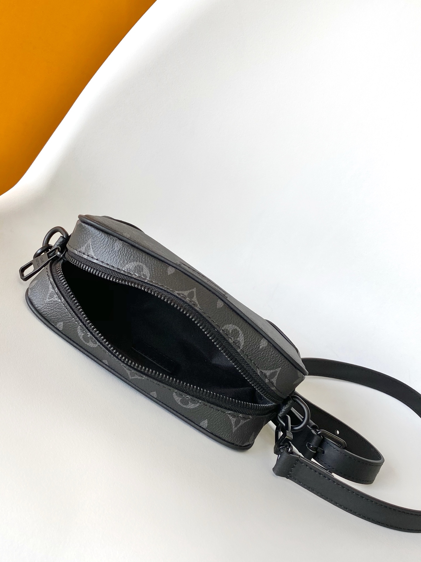 LV高仿男士斜背包Monogram帆布黑灰配色休閒百搭款｜歐美奢侈品精品推薦