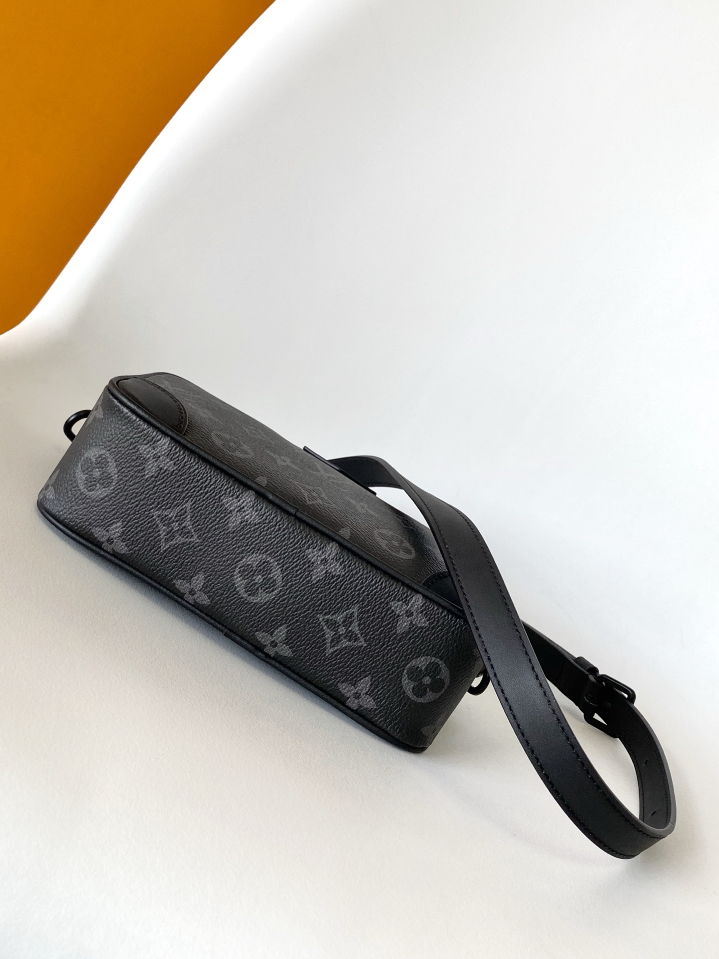 LV高仿男士斜背包Monogram帆布黑灰配色休閒百搭款｜歐美奢侈品精品推薦