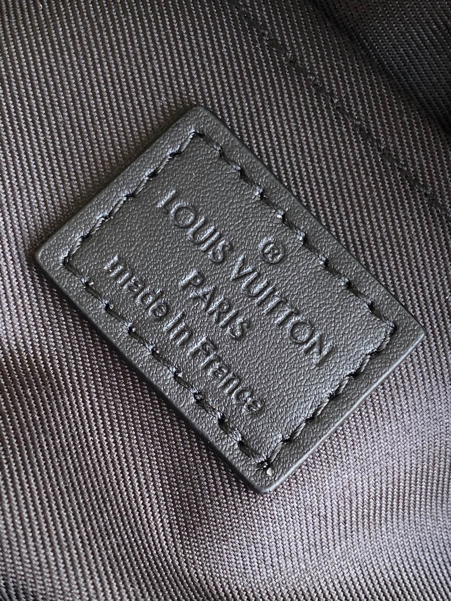 LV高仿男士斜背包Monogram帆布黑灰配色休閒百搭款｜歐美奢侈品精品推薦