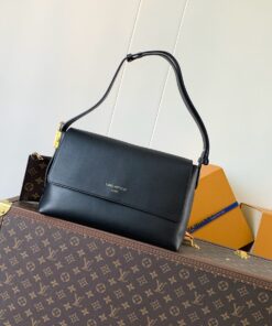LV高仿黑色翻蓋手提包簡約金字設計百搭通勤風款式