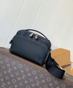 LV高仿M11657黑色斜背包簡約男士郵差包通勤耐看設計款