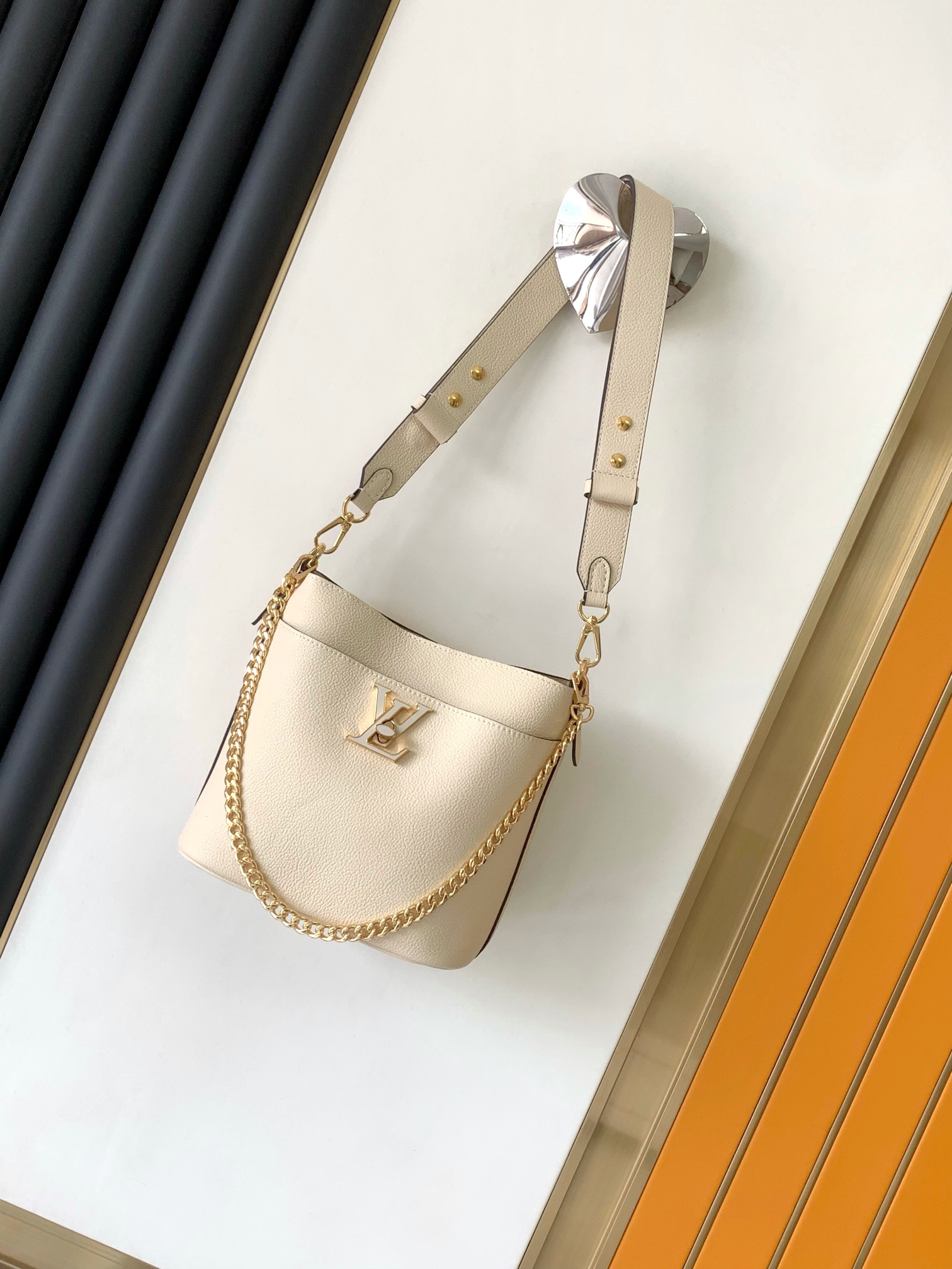 LV高仿M24638水桶包奶油白金鍊肩背設計百搭輕奢女包｜歐美奢侈品精品推薦