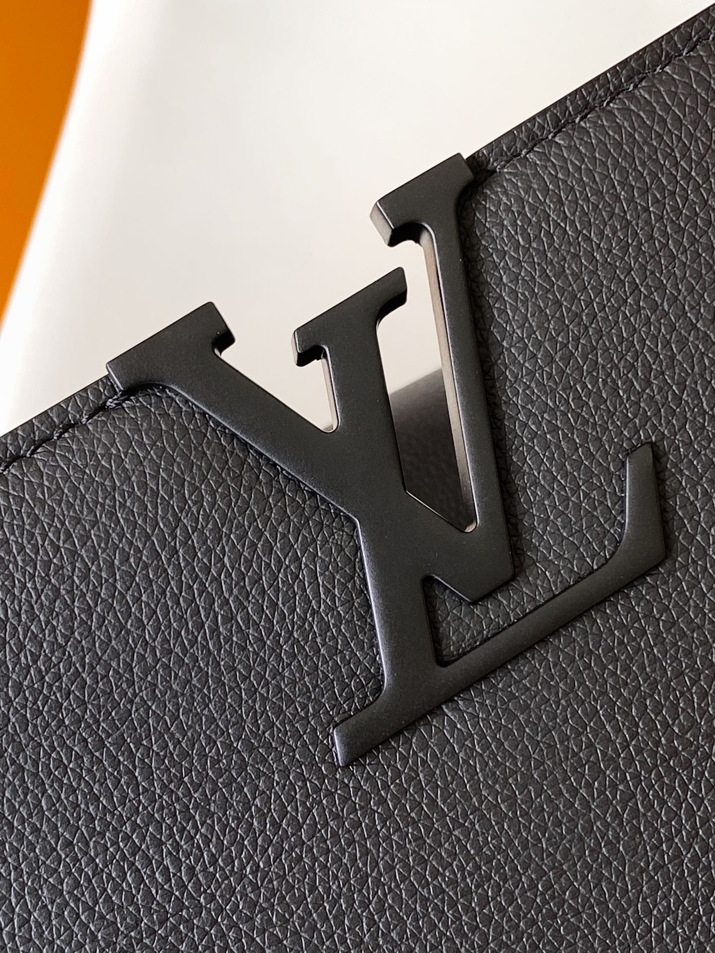 LV高仿黑色翻蓋手提包霧面全黑設計極簡沉穩通勤氣質款｜歐美奢侈品精品推薦
