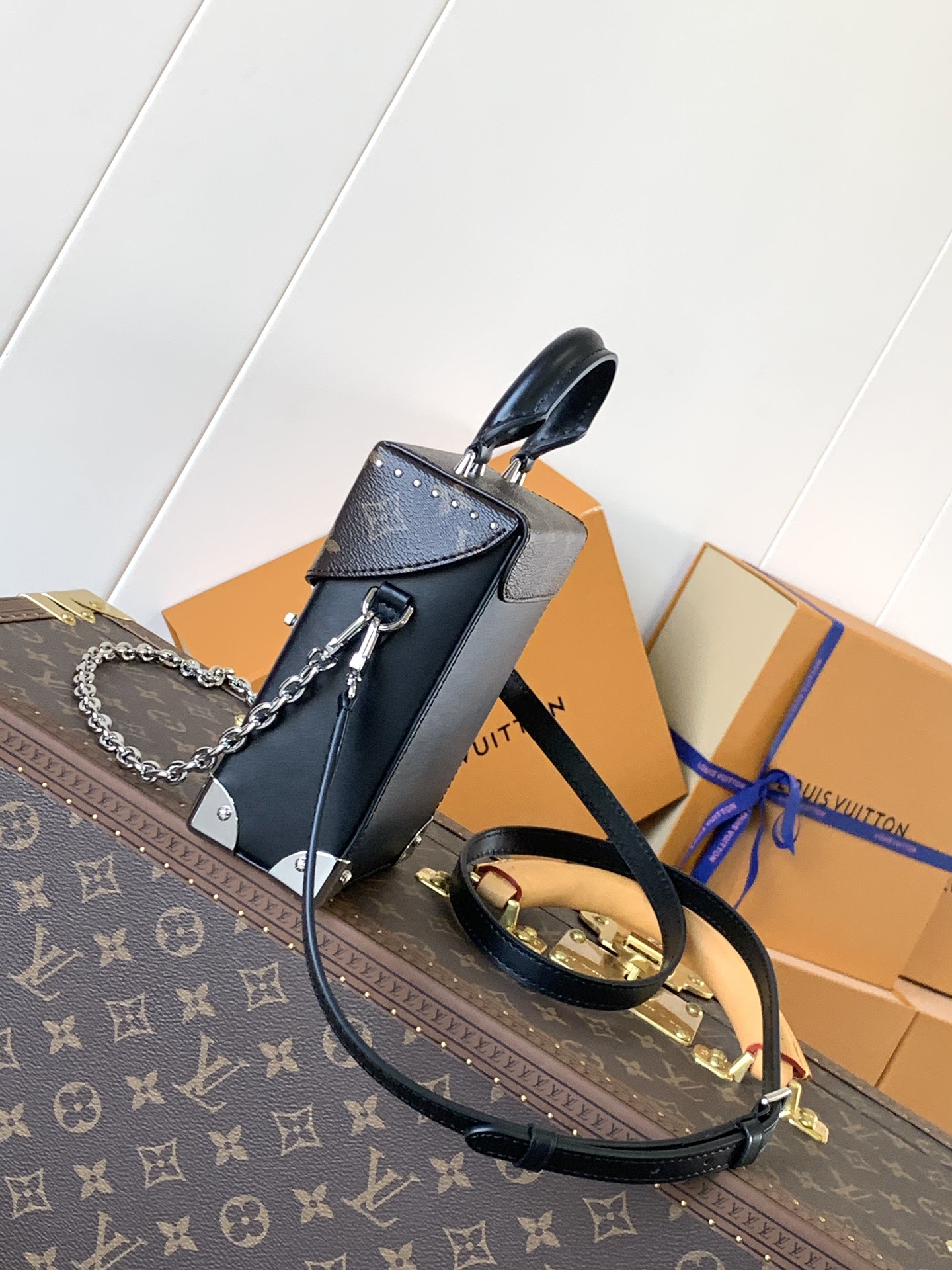 LV精品仿製鎖扣迷你手提包經典老花鏈條款小箱子造型設計｜歐美奢侈品精品推薦