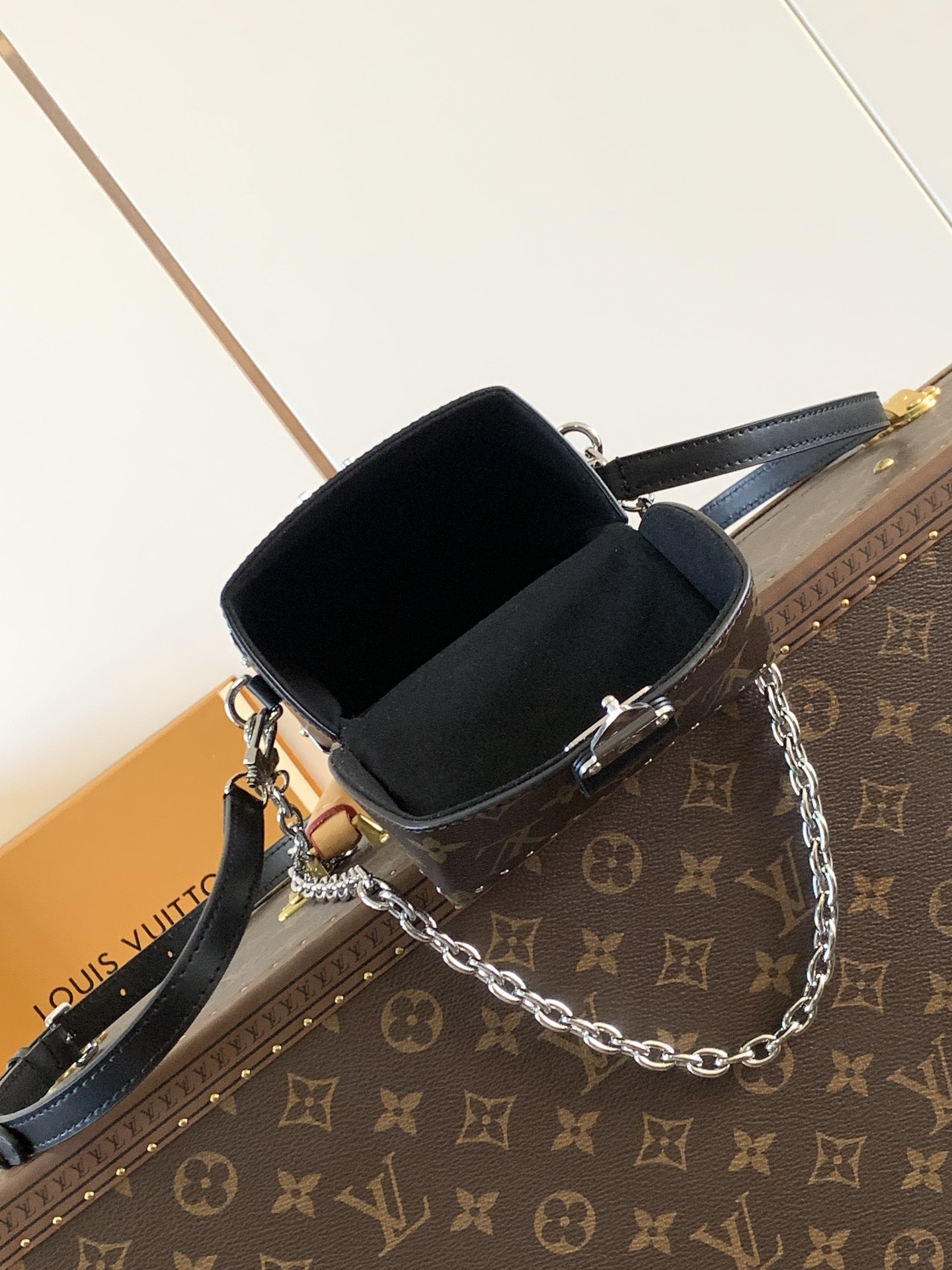 LV精品仿製鎖扣迷你手提包經典老花鏈條款小箱子造型設計｜歐美奢侈品精品推薦