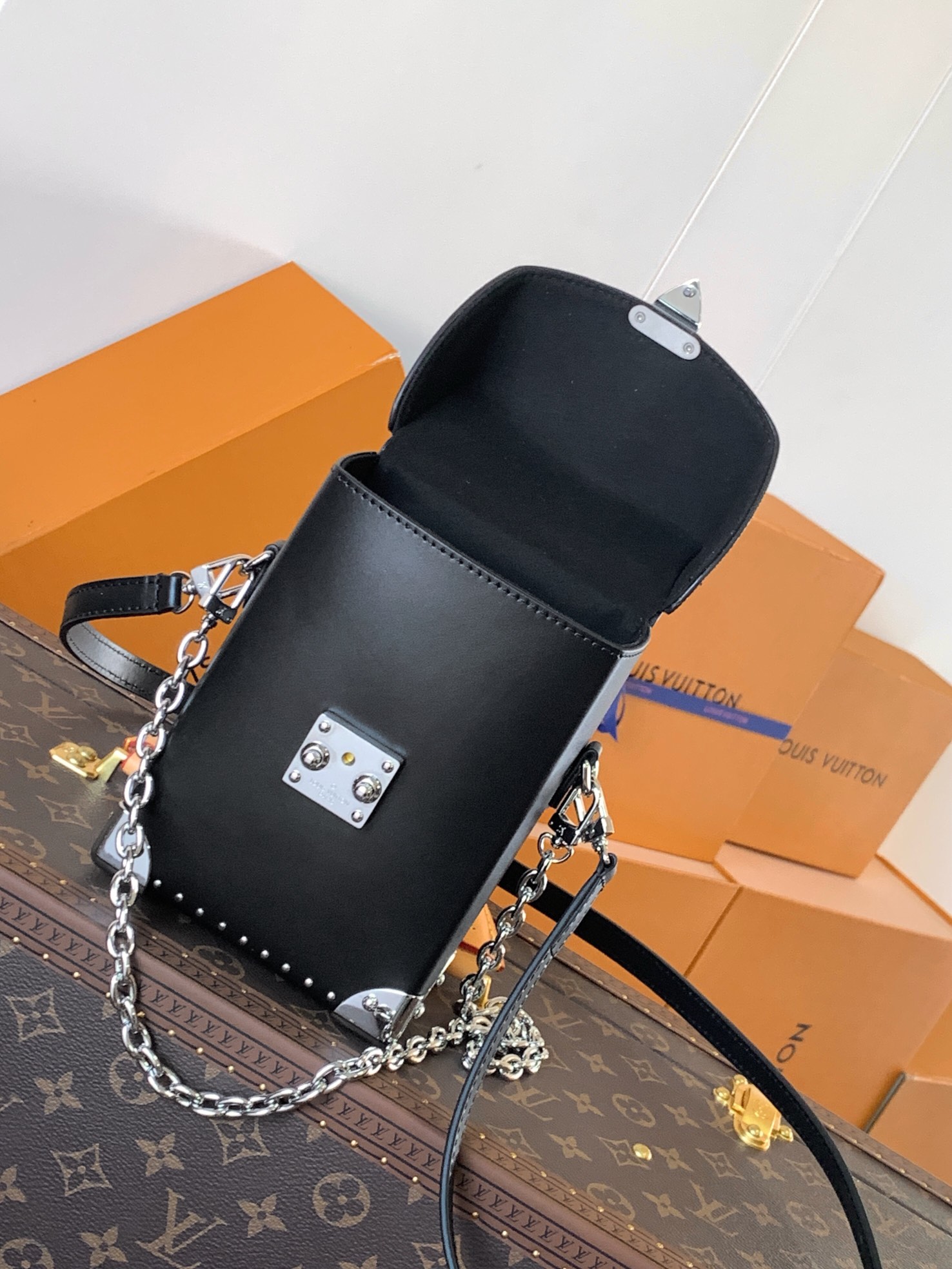 LV精品仿製鎖扣迷你手提包經典老花鏈條款小箱子造型設計｜歐美奢侈品精品推薦