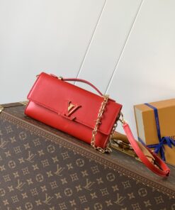 LV高仿M12405紅色手拿包金鏈條設計精緻時尚派對穿搭亮點