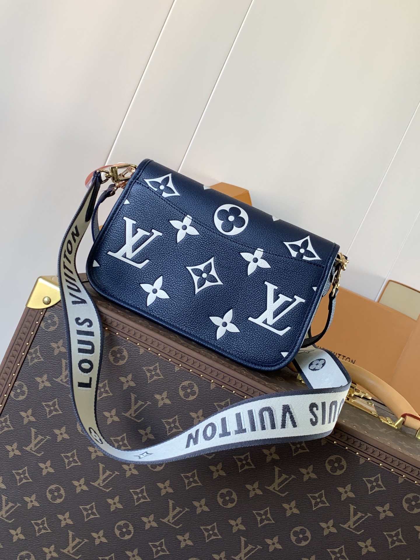 LV原單老花翻蓋包深藍壓釦設計拼色刺繡肩帶潮流休閒百搭款｜歐美奢侈品精品推薦