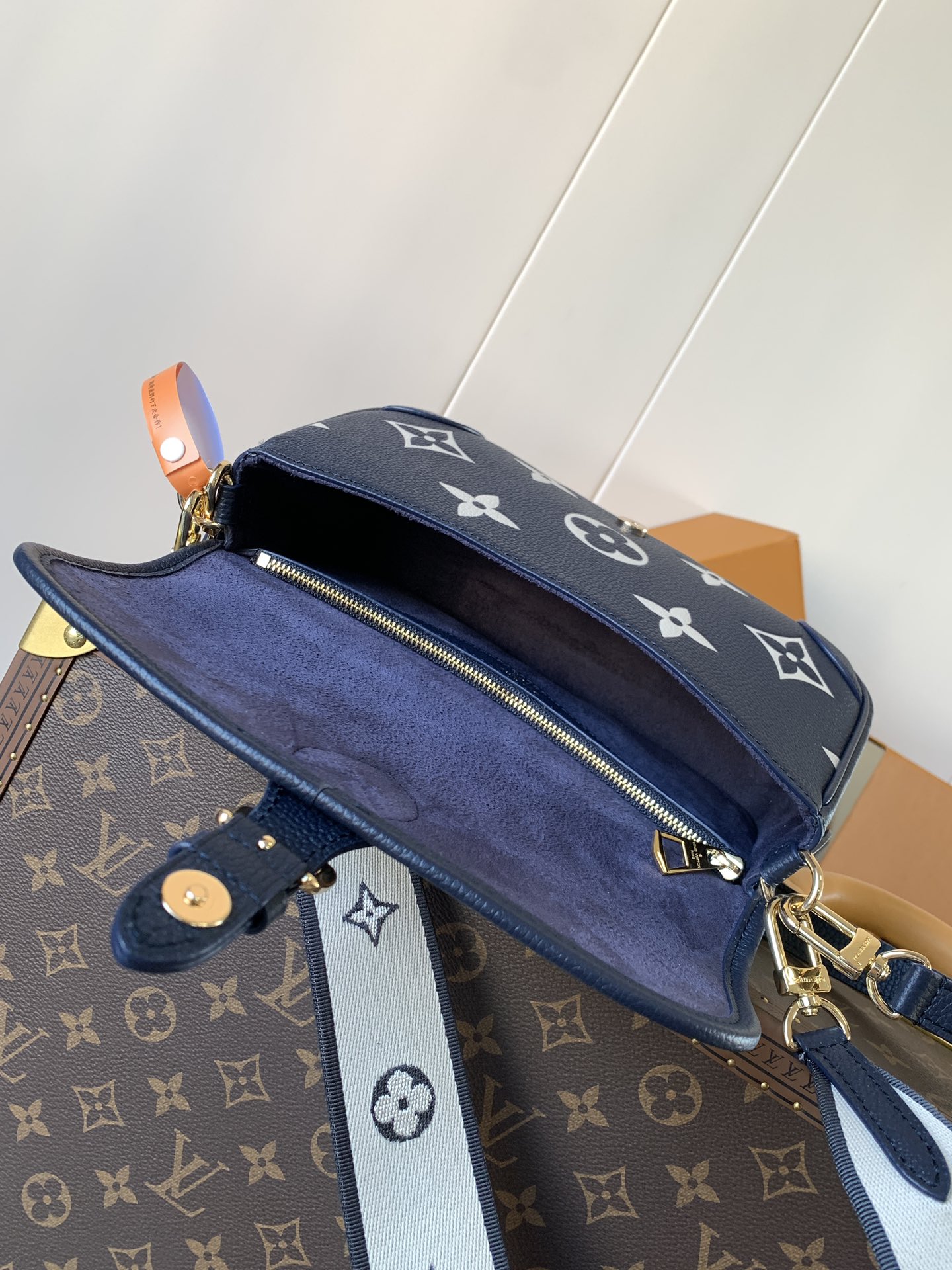 LV原單老花翻蓋包深藍壓釦設計拼色刺繡肩帶潮流休閒百搭款｜歐美奢侈品精品推薦