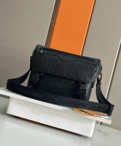 LV一比一黑色壓紋郵差包 男士精品老花斜背包 大容量通勤首選