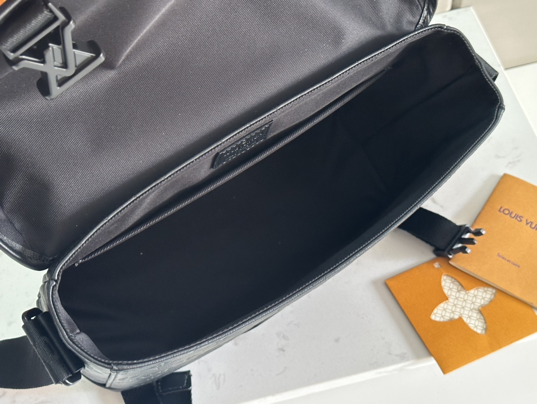 LV一比一黑色壓紋郵差包 男士精品老花斜背包 大容量通勤首選｜歐美奢侈品精品推薦