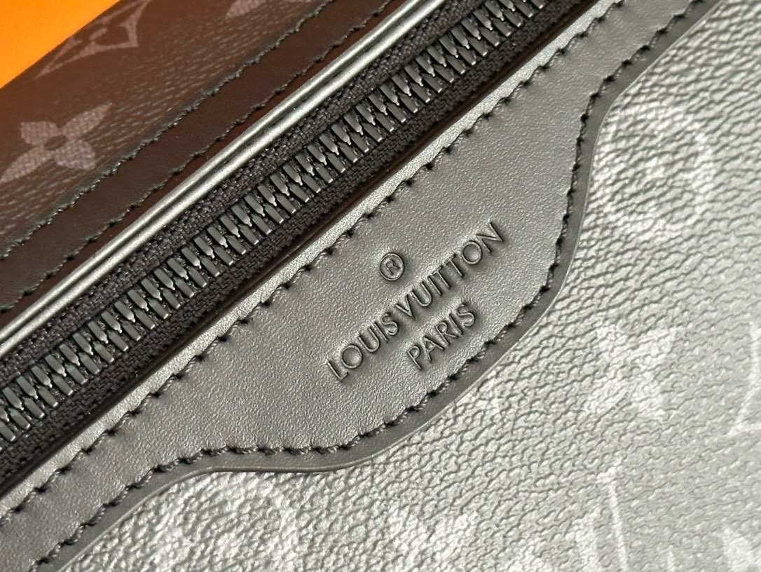 LV精品仿製黑色郵差包 Monogram壓紋款 男士斜背信差包推薦｜歐美奢侈品精品推薦