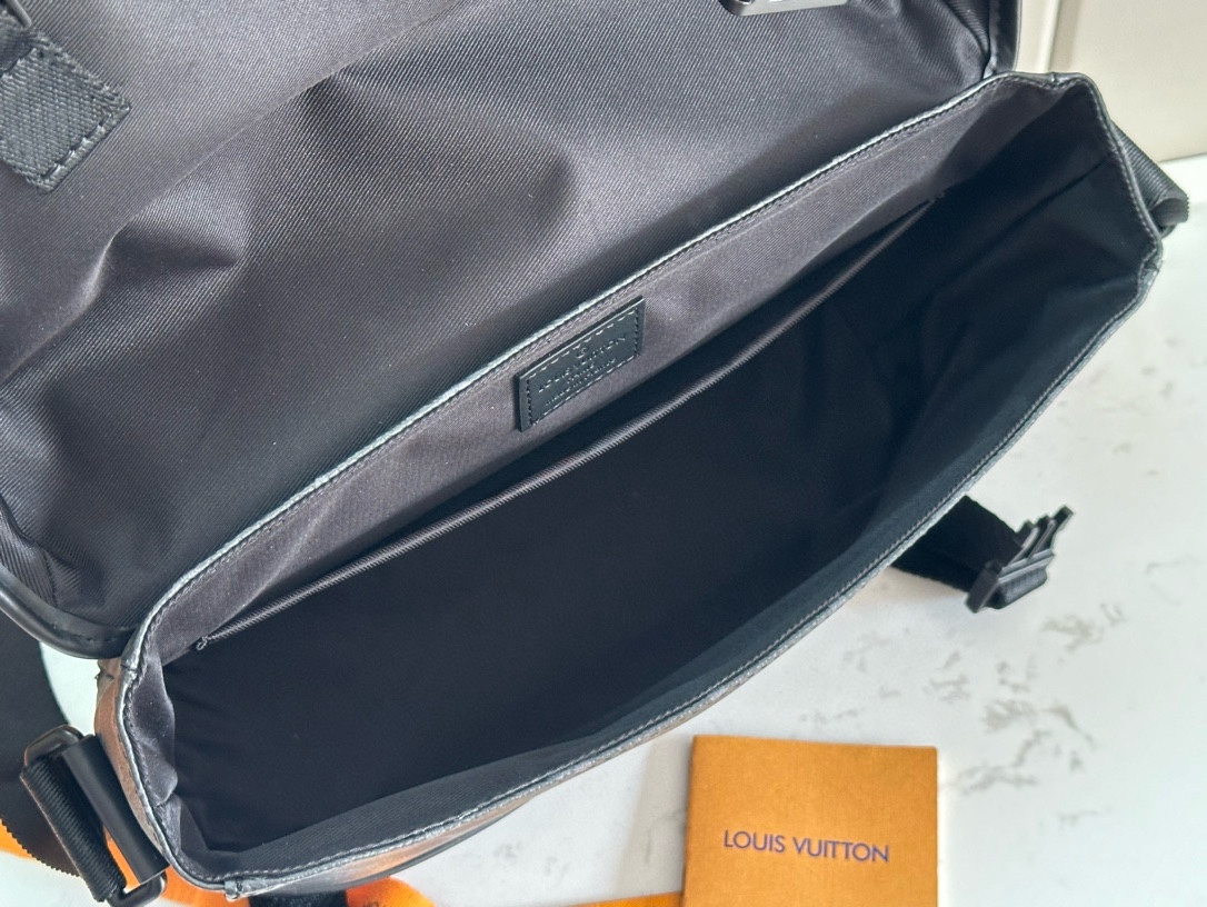 LV精品仿製黑色郵差包 Monogram壓紋款 男士斜背信差包推薦｜歐美奢侈品精品推薦