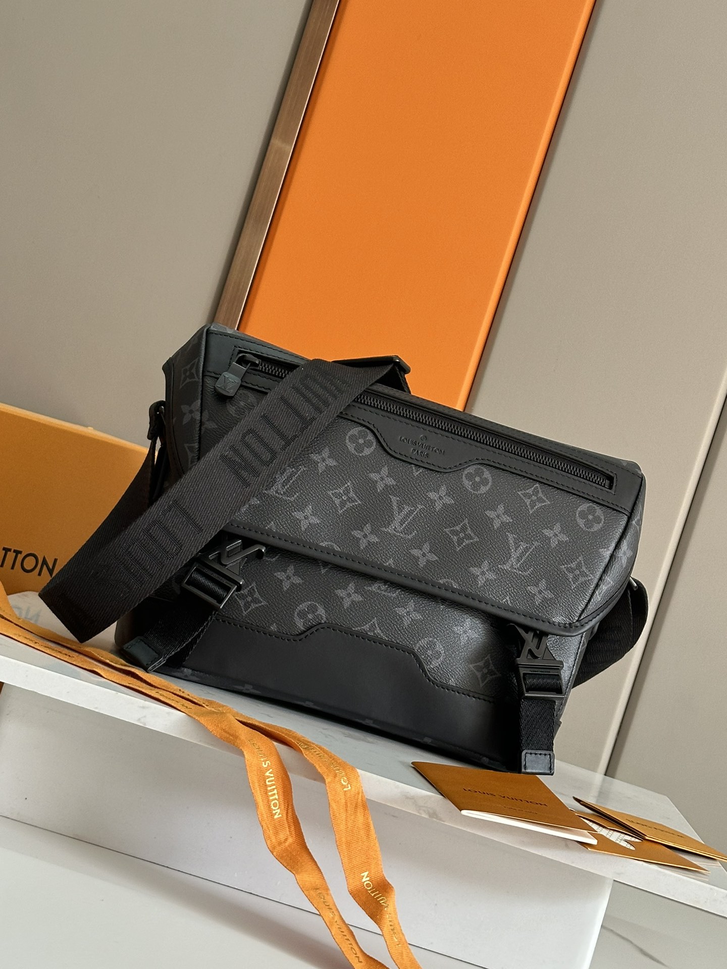 LV精品仿製黑色郵差包 Monogram壓紋款 男士斜背信差包推薦｜歐美奢侈品精品推薦