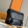 LV精品仿製黑色郵差包 Monogram壓紋款 男士斜背信差包推薦｜歐美奢侈品精品推薦