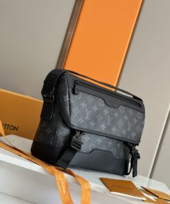 LV精品仿製黑色郵差包 Monogram壓紋款 男士斜背信差包推薦