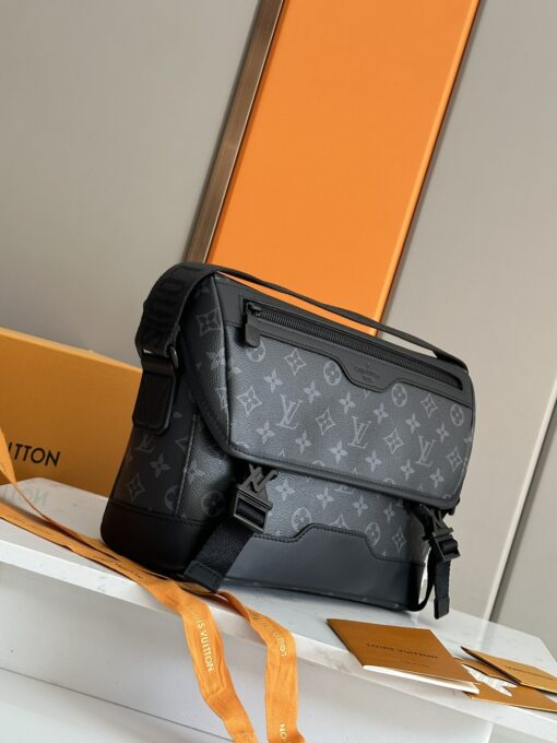 LV精品仿製黑色郵差包 Monogram壓紋款 男士斜背信差包推薦