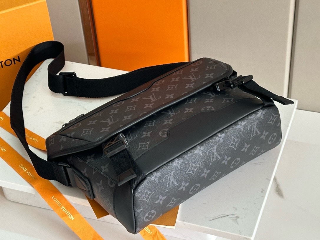 LV精品仿製黑色郵差包 Monogram壓紋款 男士斜背信差包推薦｜歐美奢侈品精品推薦