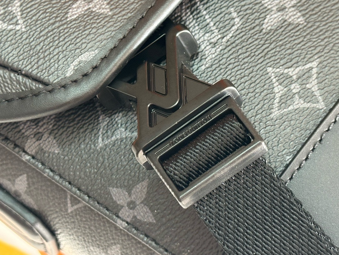 LV精品仿製黑色郵差包 Monogram壓紋款 男士斜背信差包推薦｜歐美奢侈品精品推薦
