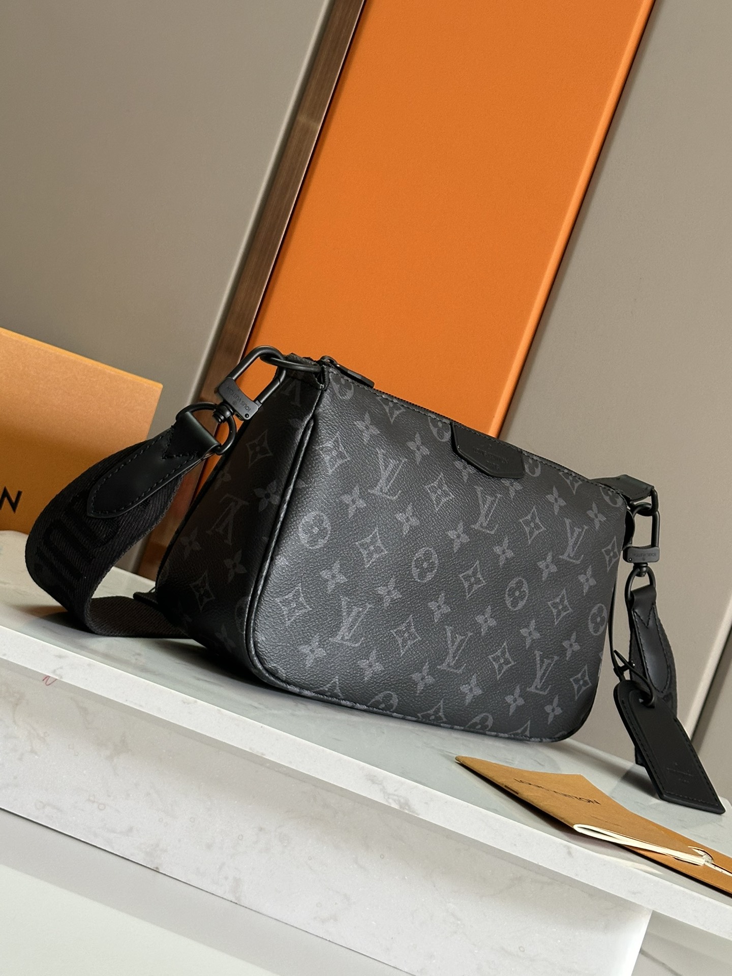 LV一比一黑色斜背包 Monogram Eclipse男用款 對標正品輕便設計｜歐美奢侈品精品推薦