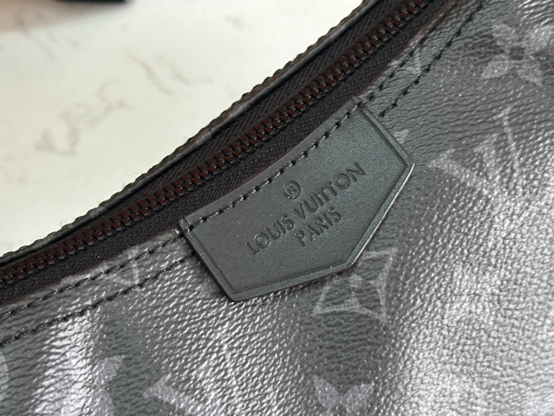 LV高仿黑色半月斜背包 Monogram設計 休閒運動風穿搭首選｜歐美奢侈品精品推薦