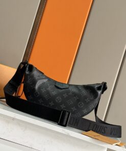 LV高仿黑色半月斜背包 Monogram設計 休閒運動風穿搭首選