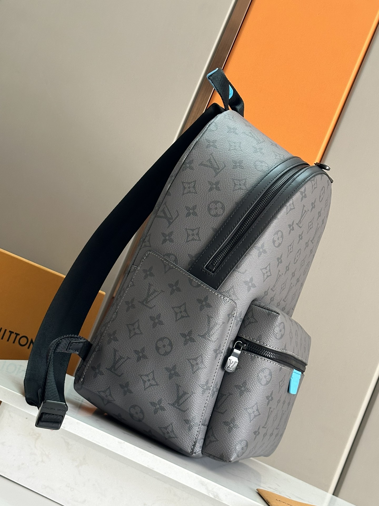 LV一比一後背包 Monogram黑色藍標設計 男用精品背包推薦｜歐美奢侈品精品推薦