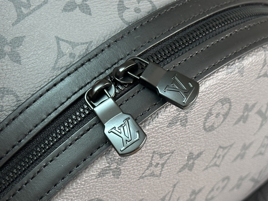 LV一比一後背包 Monogram黑色藍標設計 男用精品背包推薦｜歐美奢侈品精品推薦
