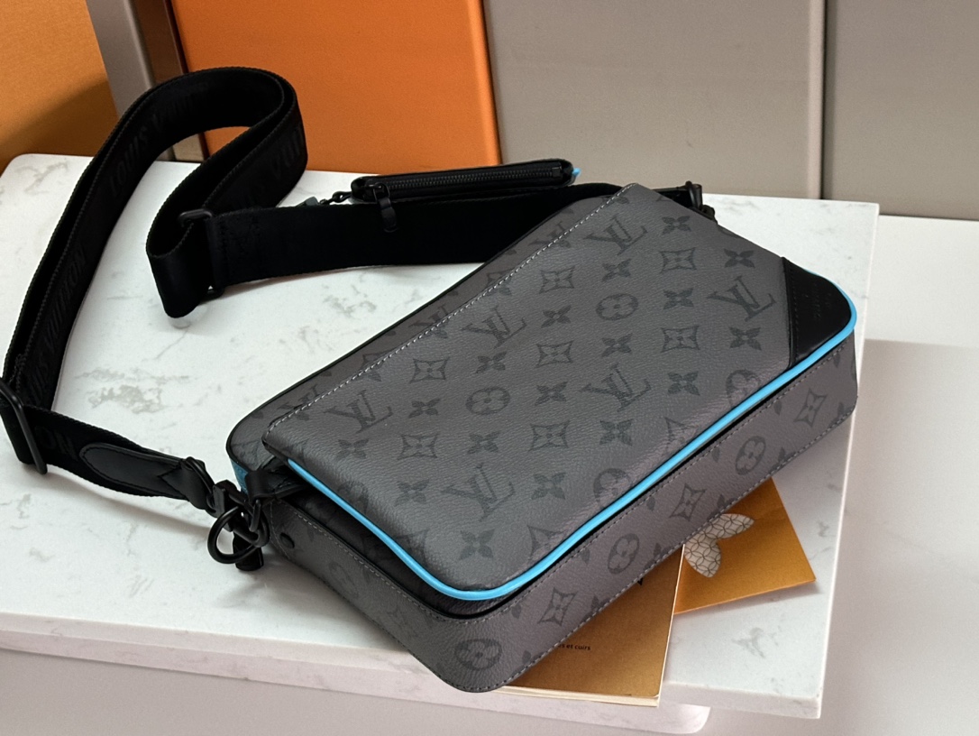 LV原單藍邊斜背包 附迷你小包 Monogram男用精品實用款推薦｜歐美奢侈品精品推薦