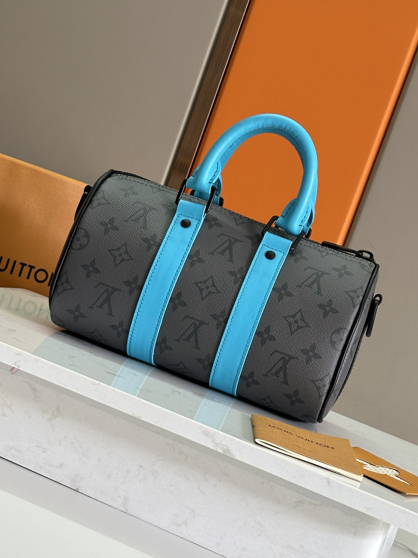 LV A貨Speedy斜背包 黑灰藍拼設計 活力配色精品男包推薦｜歐美奢侈品精品推薦