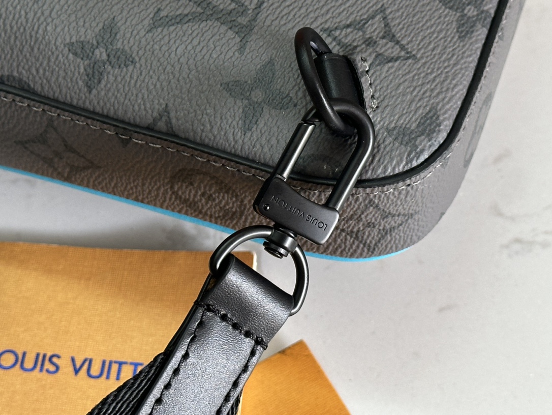 LV 精品仿製男士胸包 黑灰老花拼藍邊 單肩斜背輕便造型首選｜歐美奢侈品精品推薦