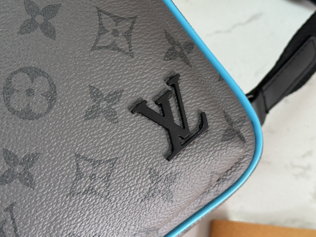 LV 精品仿製男士胸包 黑灰老花拼藍邊 單肩斜背輕便造型首選｜歐美奢侈品精品推薦