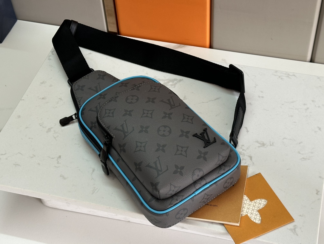 LV 精品仿製男士胸包 黑灰老花拼藍邊 單肩斜背輕便造型首選｜歐美奢侈品精品推薦