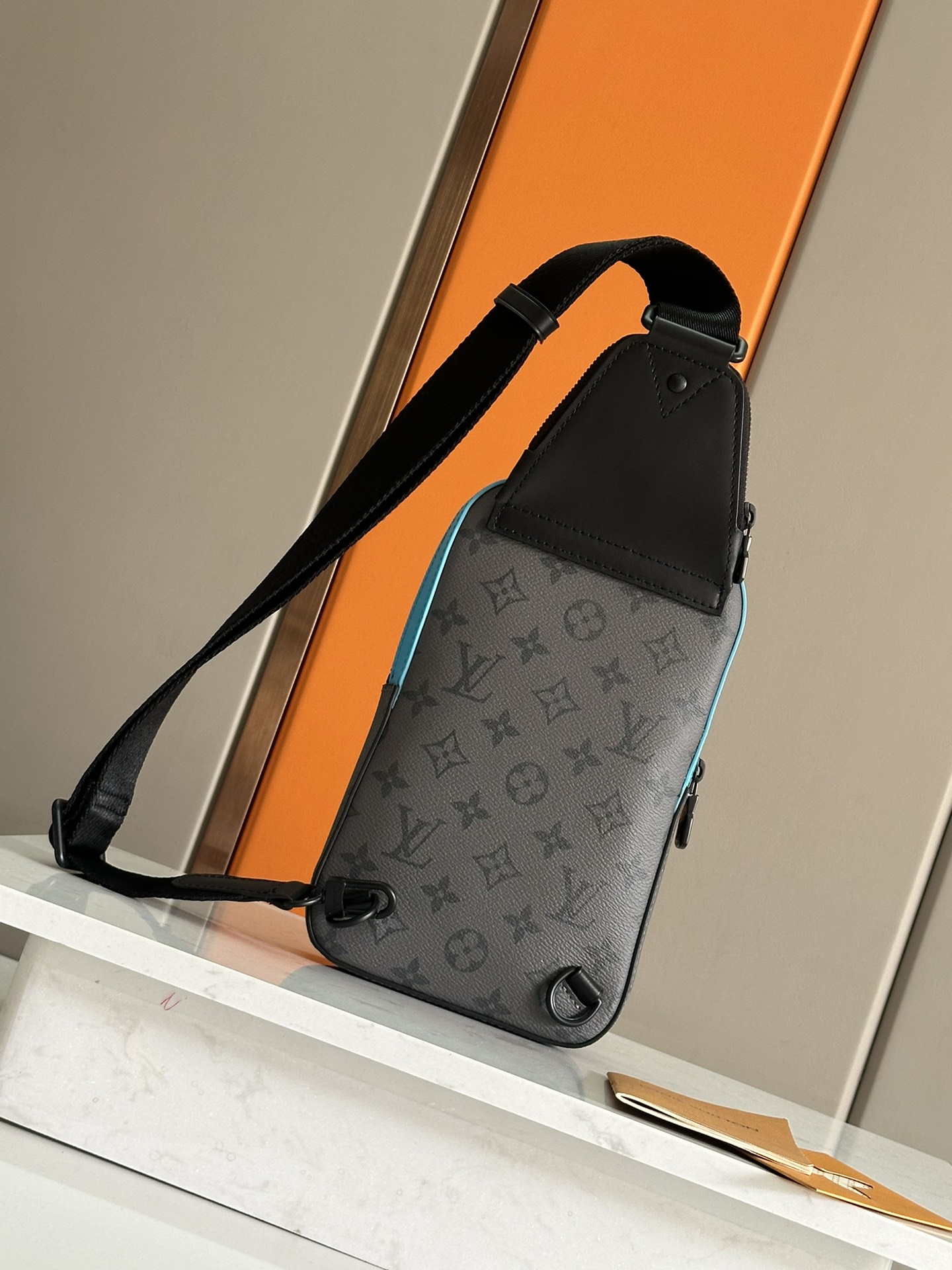 LV 精品仿製男士胸包 黑灰老花拼藍邊 單肩斜背輕便造型首選｜歐美奢侈品精品推薦
