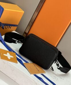 LV 原單小斜背包 黑色荔枝紋牛皮男用胸包 輕巧有型百搭單品