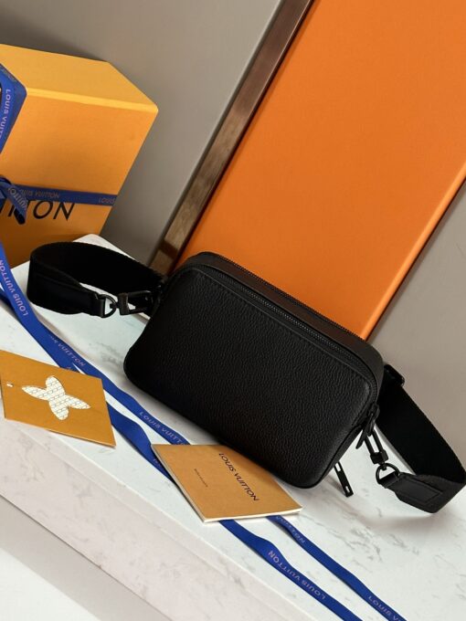 LV 原單小斜背包 黑色荔枝紋牛皮男用胸包 輕巧有型百搭單品