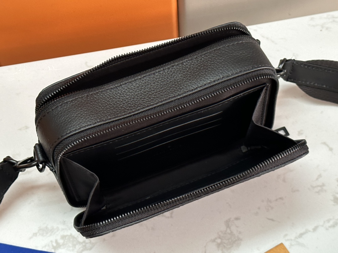 LV 原單小斜背包 黑色荔枝紋牛皮男用胸包 輕巧有型百搭單品｜歐美奢侈品精品推薦