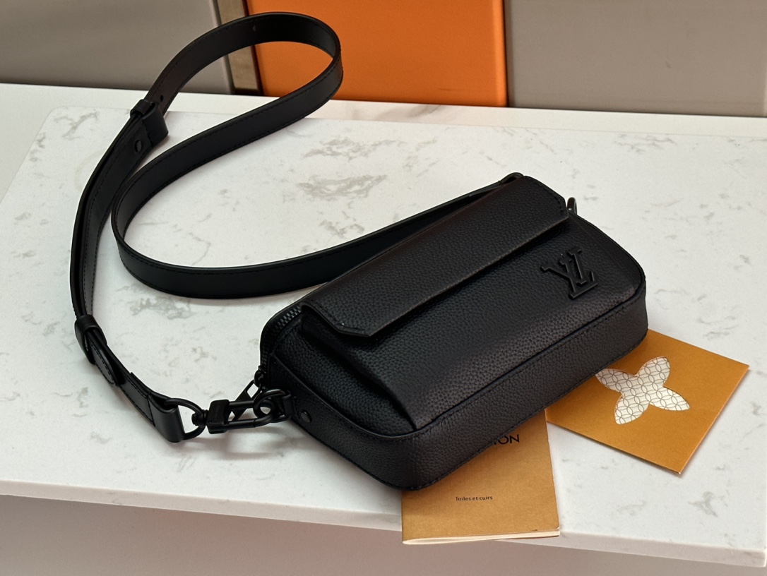 LV A貨黑色斜背包 Eclipse老花雙層拉鍊款 男用輕便出行推薦｜歐美奢侈品精品推薦