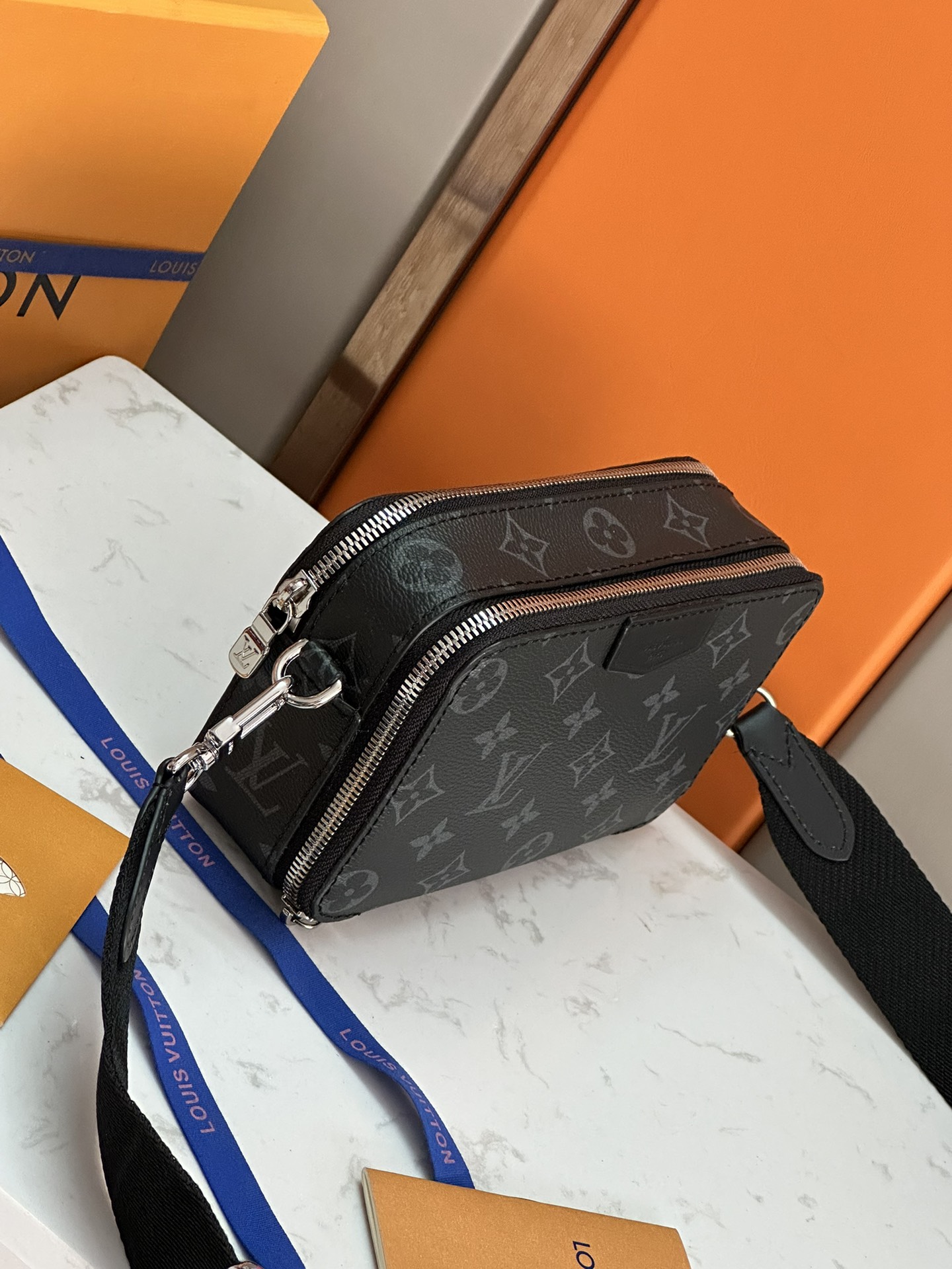 LV A貨黑色斜背包 Eclipse老花雙層拉鍊款 男用輕便出行推薦｜歐美奢侈品精品推薦