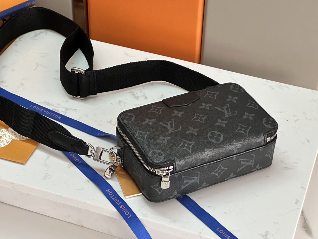 LV A貨黑色斜背包 Eclipse老花雙層拉鍊款 男用輕便出行推薦｜歐美奢侈品精品推薦