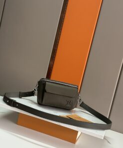 LV 一比一橄欖灰小包 細緻牛皮斜背設計 簡約時尚輕便男包