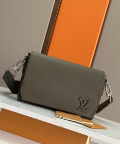 LV 原單橄欖綠翻蓋斜背包 經典Logo設計 男士輕便通勤款