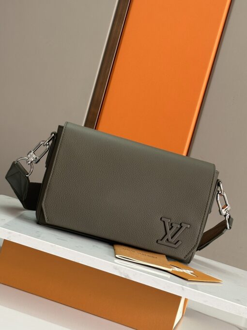 LV 原單橄欖綠翻蓋斜背包 經典Logo設計 男士輕便通勤款