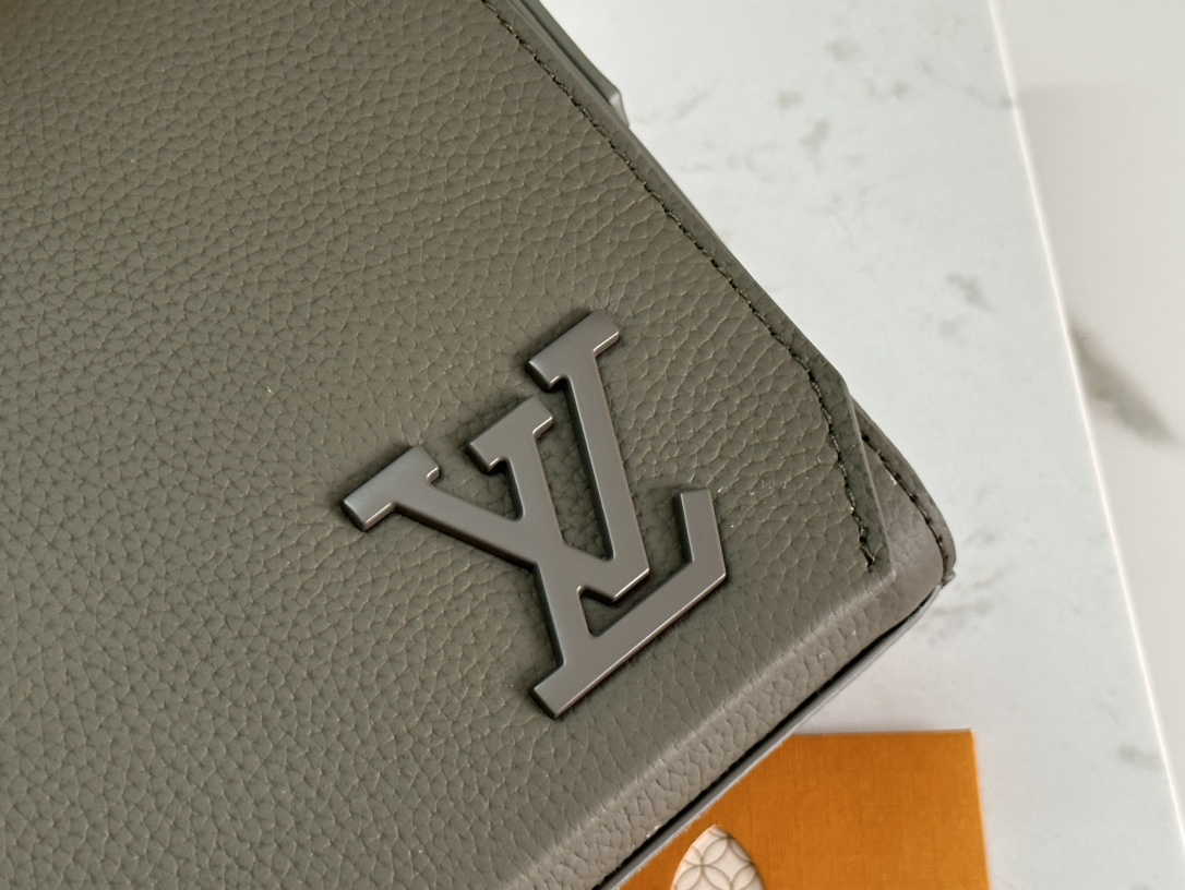 LV 原單橄欖綠翻蓋斜背包 經典Logo設計 男士輕便通勤款｜歐美奢侈品精品推薦
