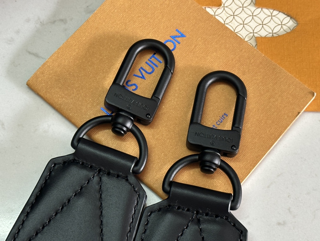 LV 高仿黑色翻蓋斜背包 男士極簡款 商務休閒兩用風格｜歐美奢侈品精品推薦