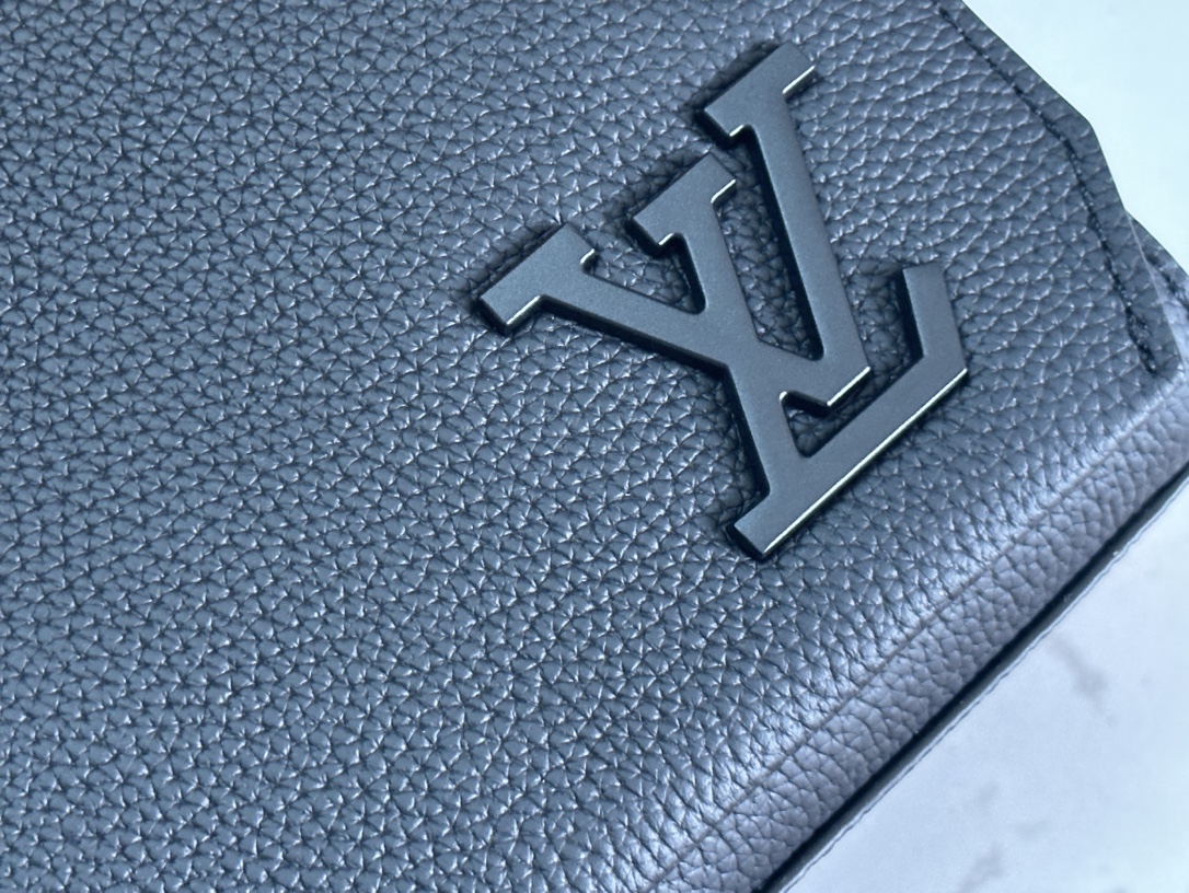 LV 高仿黑色翻蓋斜背包 男士極簡款 商務休閒兩用風格｜歐美奢侈品精品推薦