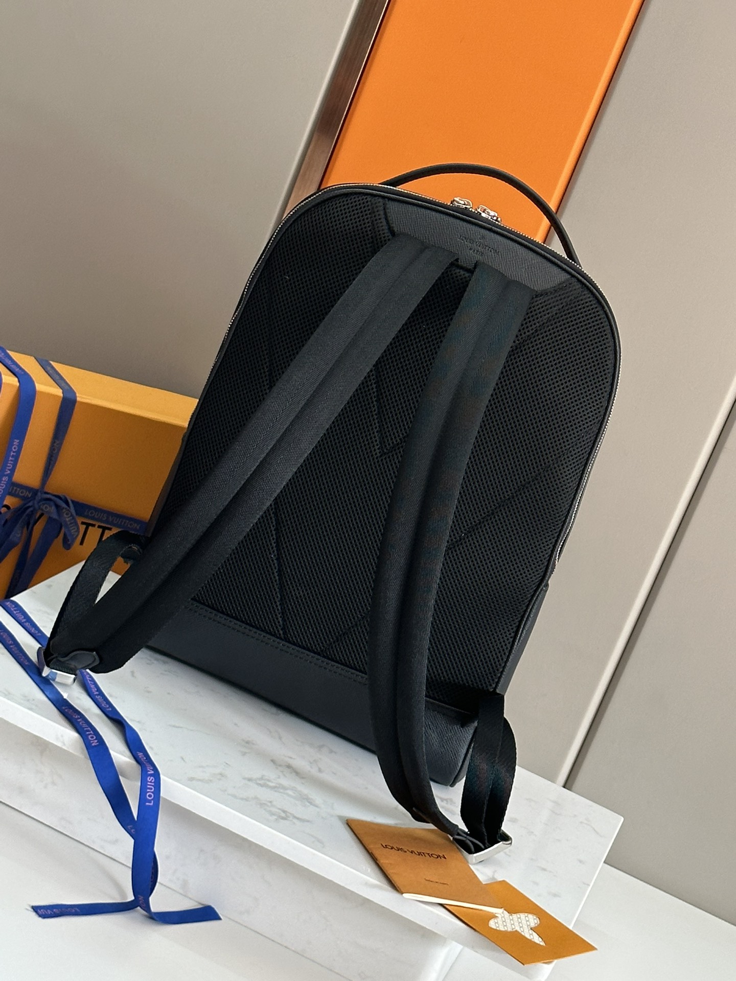 LV 高仿後背包 M30977 黑色牛皮簡約款 男士通勤精品包推薦｜歐美奢侈品精品推薦