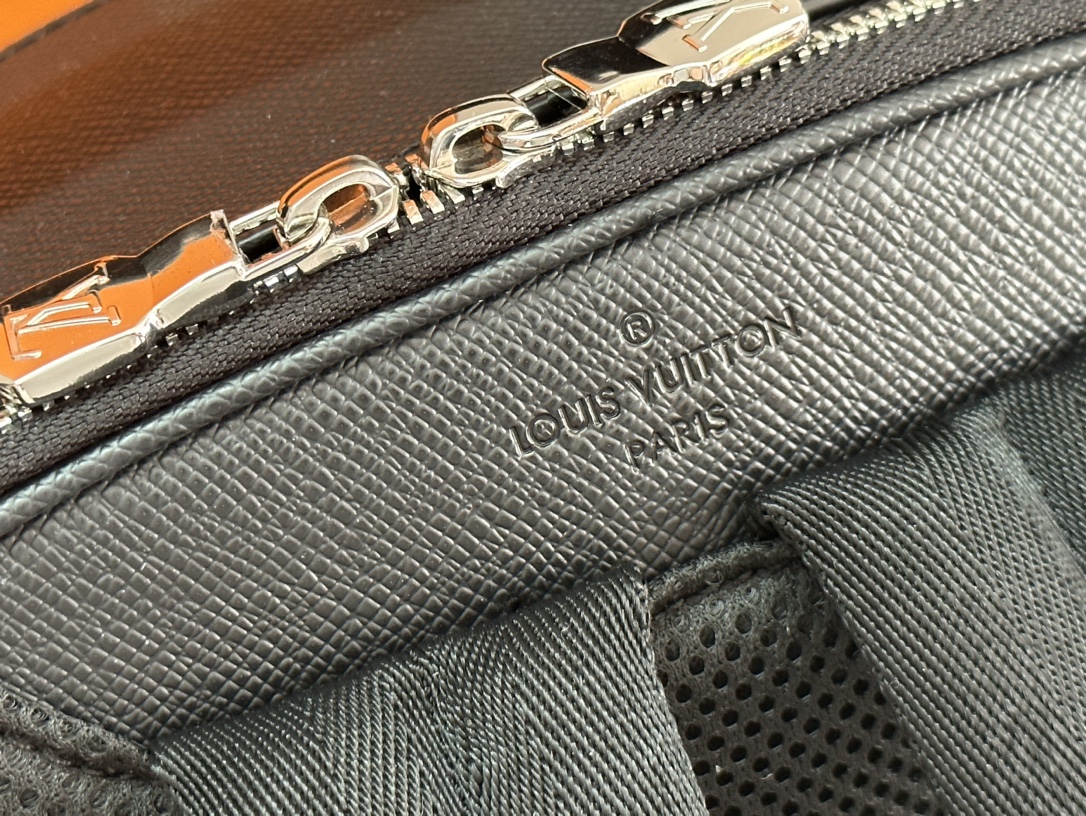 LV 高仿後背包 M30977 黑色牛皮簡約款 男士通勤精品包推薦｜歐美奢侈品精品推薦