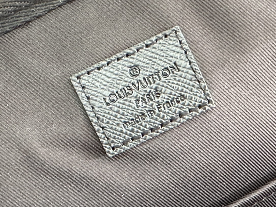 LV 高仿後背包 M30977 黑色牛皮簡約款 男士通勤精品包推薦｜歐美奢侈品精品推薦